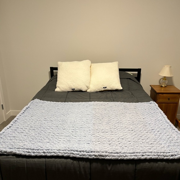 Handmade Chunky Blanket - Picture 5 of 5